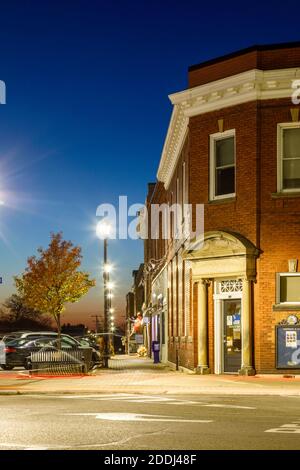 Édifices historiques de Courthouse Square au crépuscule dans le centre-ville de Goderich, comté de Huron, Ontario, Canada. Banque D'Images