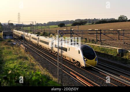 A Pendalino classe 390, Avanti West Coast train près de Berkhamsted ville, West Coast main Line, Hertfordshire County, Angleterre Banque D'Images