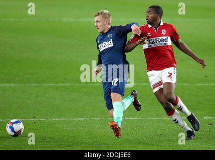 Louie Sibley du comté de Derby (à gauche) et Anfernee Dijksteel de Middlesbrough se battent pour le ballon lors du match du championnat Sky Bet au stade Riverside, à Middlesbrough. Banque D'Images