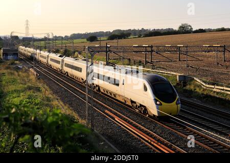 A Pendalino classe 390, Avanti West Coast train près de Berkhamsted ville, West Coast main Line, Hertfordshire County, Angleterre Banque D'Images