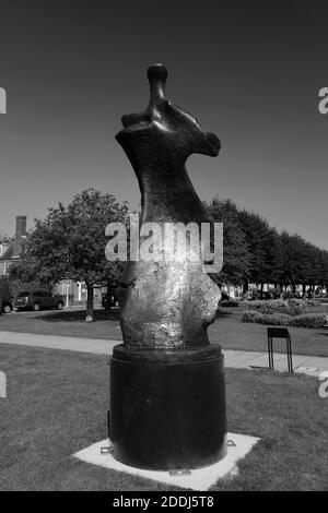 Grande figure sur pied de Henry Moore, Knife Edge (1976), Welwyn Garden City, Hertfordshire, Angleterre Banque D'Images