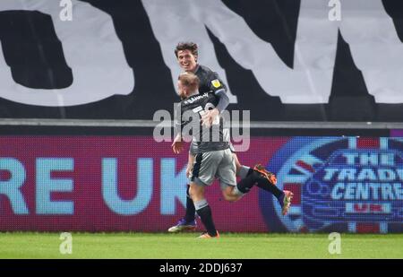 Liberty Stadium, Swansea, Glamorgan, Royaume-Uni. 25 novembre 2020. Championnat de football de la Ligue anglaise de football, Swansea City contre Sheffield mercredi ; Adam Reach fête avec Barry Bannan, coéquipier de Sheffield mercredi, après avoir marquant son premier but de match 0-1 en 27e minute Credit: Action plus Sports/Alay Live News Banque D'Images