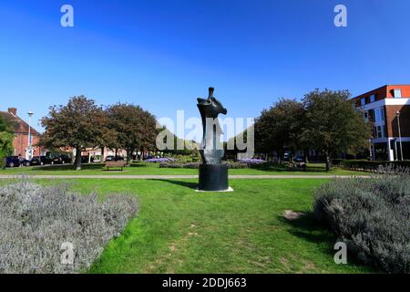 Grande figure sur pied de Henry Moore, Knife Edge (1976), Welwyn Garden City, Hertfordshire, Angleterre Banque D'Images