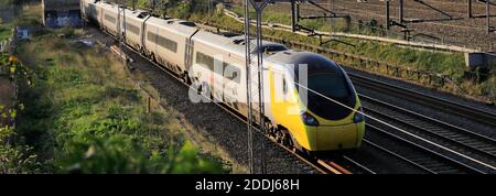 A Pendalino classe 390, Avanti West Coast train près de Berkhamsted ville, West Coast main Line, Hertfordshire County, Angleterre Banque D'Images