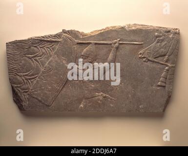 Fragment d'un relief sculpté d'un mur de palais, 668 BC-627 BC Irak, Ninive h522 x w285 x d26 mm, plaque de calcaire plate montrant l'anteur assyrien avançant à gauche dans les roseaux à côté d'un marais de piscine., Asie, asiatique occidentale, Armure, Moyen-Orient, architecture, animal, cheval, relief, Antiquities, Civilisations anciennes, soldat, sculpture de pierre, pierre, calcaire Banque D'Images