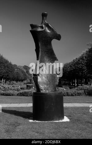 Grande figure sur pied de Henry Moore, Knife Edge (1976), Welwyn Garden City, Hertfordshire, Angleterre Banque D'Images