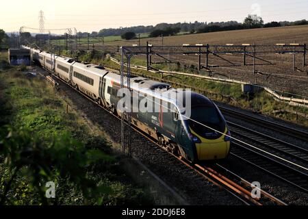 A Pendalino classe 390, Avanti West Coast train près de Berkhamsted ville, West Coast main Line, Hertfordshire County, Angleterre Banque D'Images