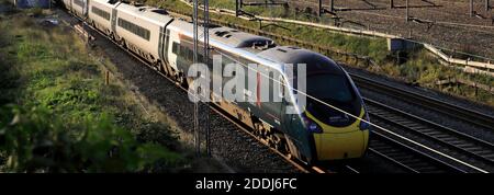 A Pendalino classe 390, Avanti West Coast train près de Berkhamsted ville, West Coast main Line, Hertfordshire County, Angleterre Banque D'Images