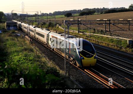 A Pendalino classe 390, Avanti West Coast train près de Berkhamsted ville, West Coast main Line, Hertfordshire County, Angleterre Banque D'Images