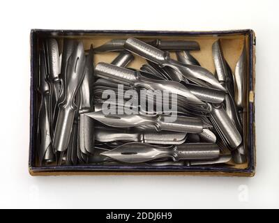 Boîte de Perry Pen nibs Fabricant: Josiah Mason Card boîte avec couvercle, stylo nib monté sur le dessus avec le cadre de feuille d'or contenant 50 plumes de stylo, histoire sociale, Science et Industrie, Fabricants, écriture, Calligraphie, métal, Birmingham histoire, stylo Banque D'Images