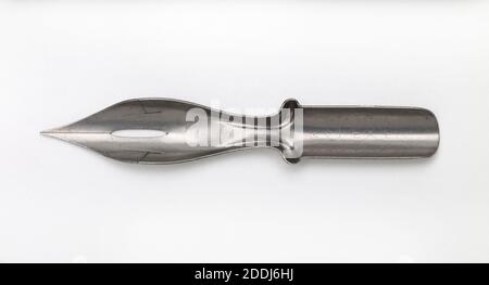 Boîte de Perry Pen nibs Fabricant: Josiah Mason Card boîte avec couvercle, stylo nib monté sur le dessus avec le cadre de feuille d'or contenant 50 plumes de stylo, histoire sociale, Science et Industrie, Fabricants, écriture, Calligraphie, métal, Birmingham histoire, stylo Banque D'Images