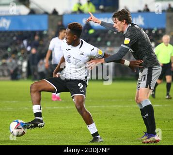 Liberty Stadium, Swansea, Glamorgan, Royaume-Uni. 25 novembre 2020. Championnat de football de la Ligue anglaise de football, Swansea City contre Sheffield mercredi ; Jamal Lowe de Swansea City contrôle le ballon alors qu'Adam Reach de Sheffield mercredi crédit: Action plus Sports/Alamy Live News Banque D'Images