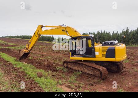 Pelle hydraulique sur chenilles, godet de creusement sur la route. Construction d'une route. Mouvement de la terre Banque D'Images