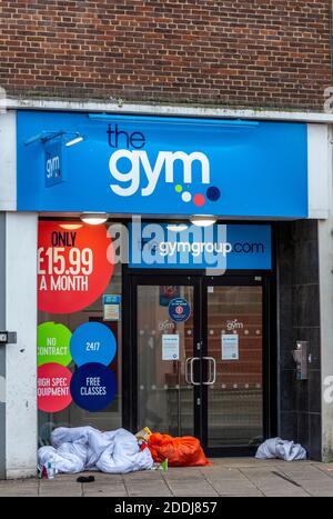 les biens et la literie des sans-abri se trouvent à l'entrée d'une boutique de gym dans le centre-ville de southampton, au royaume-uni Banque D'Images