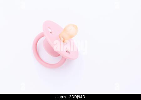 Sucette rose pour bébé isolée sur fond blanc Banque D'Images