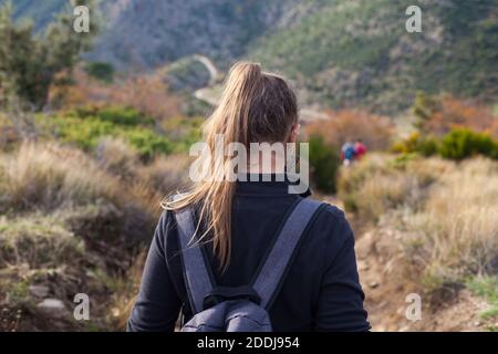 Jeune randonneur femelle marchant sur la montagne Banque D'Images