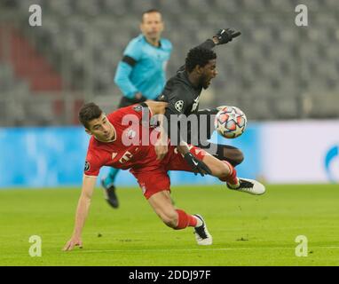 De gauche Marc Roca (FC Bayern Munich) dans un duels avec Sekou Koita (RB Salzburg) Ligue des champions de football de l'UEFA: FC Bayern Munich - FC Salzburg, 25 novembre 2020 - football Ligue des champions de football de l'UEFA: FC Bavaria Munich vs FC Salzburg, 25 novembre 2020-- | utilisation dans le monde entier Banque D'Images