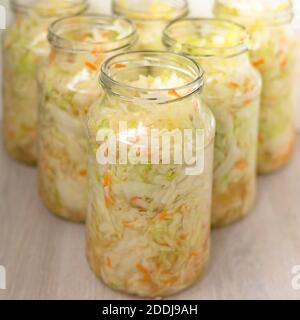 Fermentation de la choucroute en pot de verre. Couper le chou blanc fermenté par des bactéries d'acide lactique Banque D'Images