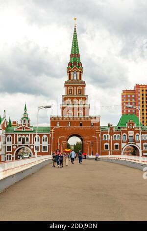 Yoshkar-Ola, mari El, Russie 30 juillet 2020: Tour du Kremlin Spasskaya jour des pluies, personnes marchant Banque D'Images