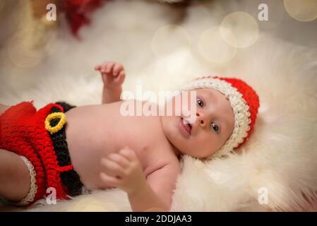 Magnifique bébé garçon dans le costume de Noël rampant Banque D'Images