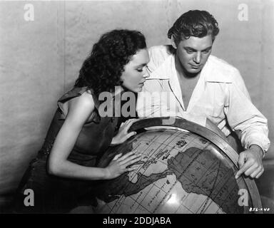 MAUREEN O'Sullivan et JOHNNY WEISSMULLER publicité pose par le monde pour TARZAN ESCAPADES aka LA CAPTURE DE TARZAN 1936 réalisateurs RICHARD THORPE JOHN FARROW JAMES C. McKay GEORGE B. SEITZ WILLIAM A. WELLMAN scénario Cyril Hume basé sur des personnages créés par Edgar Rice Burroughs Metro Goldwyn Mayer Banque D'Images