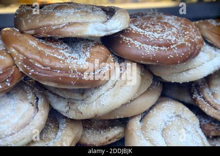 Petits pains à la cannelle exposés dans le célèbre café Husaren à Haga Nygata à Göteborg Banque D'Images