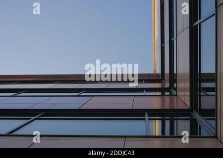 Façade d'un bâtiment résidentiel moderne avec fenêtres en verre Banque D'Images