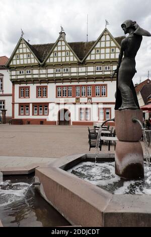 historisches Rathaus aus dem 16. Jahrhundert am Marktplatz, im Vordergrund der Alheyd-Pustekoke-Brunnen, Blomberg, Nordrhein-Westfalen, Allemagne Banque D'Images