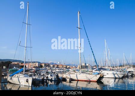 Ajaccio, France - 29 juin 2015 : les yachts et les bateaux sont amarrés dans le port de plaisance d'Ajaccio, la capitale de la Corse, île française en Méditerranée Banque D'Images