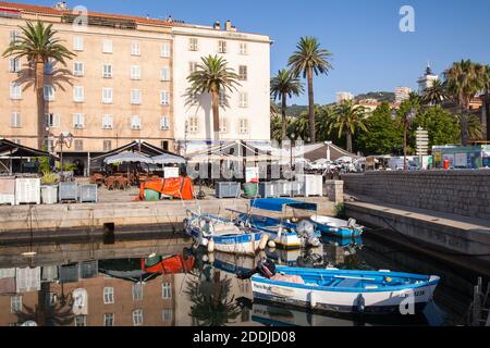 Ajaccio, France - 7 juillet 2015 : bateaux de pêche amarrés dans le vieux port d'Ajaccio, île Corse, France Banque D'Images