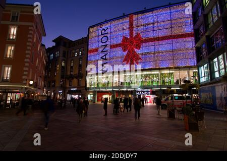 Lugano, Tessin, Suisse - 25 novembre 2020 : vue de nuit de la Piazza Dante et du grand magasin du Manoir décoré pour Noël le jour af Banque D'Images