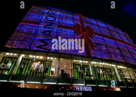 Lugano, Tessin, Suisse - 25 novembre 2020 : vue de nuit du magasin du département du Manoir décoré pour Noël le jour suivant l'attaque terroriste Banque D'Images