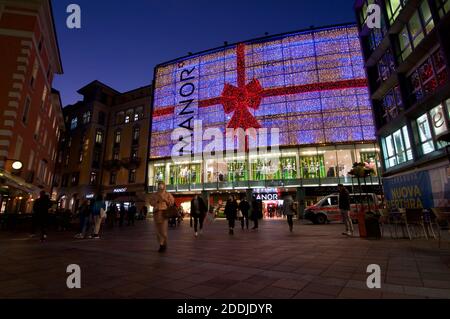 Lugano, Tessin, Suisse - 25 novembre 2020 : vue de nuit de la Piazza Dante et du grand magasin du Manoir décoré pour Noël le jour af Banque D'Images