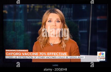 Une capture d'écran télévisée de NBC TODAY Show, co-hôte Savannah Guthrie, lisant des nouvelles sur le vaccin d'Oxford sur le plateau de l'émission lors d'une émission en direct. Banque D'Images