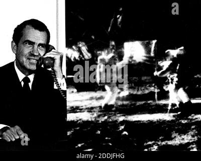 Washington, DC, Etats-Unis - photo composite du président Richard M. Nixon alors qu'il téléphonait à la « Tranquility base » et aux astronautes Neil Armstrong et Edwin « Buzz » Aldrin le dimanche 20 juillet 1969. Le président: '... Pendant un moment inestimable dans l'histoire de l'homme, tous les gens sur cette Terre sont vraiment un, un dans leur fierté de ce que vous avez fait et un dans nos prières que vous retournerez en toute sécurité sur Terre. L'astronaute Armstrong: '...Merci, monsieur le Président. C'est un grand honneur et un grand privilège pour nous d'être ici pour représenter non seulement les États-Unis, mais aussi les hommes des nations pacifables, les hommes avec une intonde et Banque D'Images