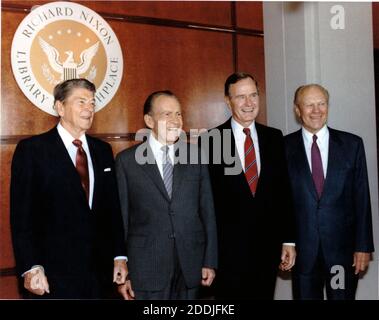 Photo du dossier - Président des États-Unis George H.W. Bush, au centre droit, rejoint les anciens présidents américains Ronald Reagan, à gauche, Richard M. Nixon, au centre gauche, et Gerald R. Ford, à droite à l'inauguration de la bibliothèque et lieu de naissance de Richard Nixon à Yorba Linda, en Californie, le jeudi 19 juillet 1990. Ronald Reagan était gouverneur de la Californie en 1971, lorsqu’il a téléphoné à la Maison Blanche pour exprimer sa frustration politique envers le président Richard M. Nixon et, selon un enregistrement audio récemment publié, a qualifié les peuples africains de « singes » dans un clameur qui a suscité le rire du président des États-Unis Banque D'Images