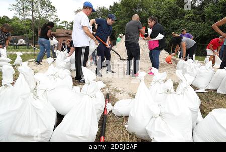 PAS DE FILM, PAS DE VIDÉO, PAS de télévision, PAS DE DOCUMENTAIRE - des dizaines de résidents du comté d'Orange remplissent des sacs de sable à Blanchard Park à Orlando, FL, USA le mercredi 28 août 2019. Les sacs de sable sont offerts avant l'ouragan Dorian, qui devrait probablement frapper la Floride. Les résidents du comté d'Orange peuvent obtenir jusqu'à 10 sacs de sable à l'emplacement.photo de Stephen M. Dowell/Orlando Sentinel/TNS/ABACAPRESS.COM Banque D'Images