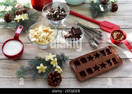 Produits et ingrédients pour faire du chocolat de fête pour les fêtes Gâteries et cadeaux pour la famille et les amis à la saison de Noël Banque D'Images