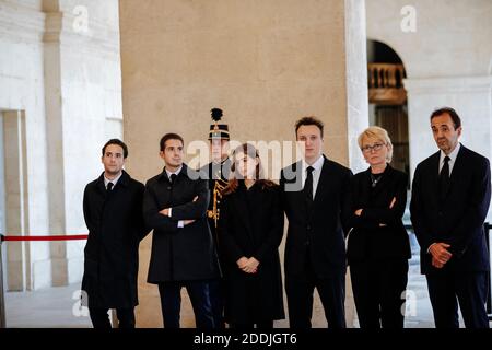La fille de l'ancien président français Jacques Chirac, Claude Chirac, deuxième à droite, son mari Frédéric Salat-Baroux, à droite, et d'autres parents, se souviennent à son cercueil le dimanche 29 septembre 2019 au monument des Invalides à Paris. Jacques Chirac sera dans l'état dimanche lors d'une cérémonie publique au monument des Invalides, où la France honorera ses héros. Un service commémoratif et des funérailles privées sont prévus pour lundi. Photo de Kamil Zihnioglu/Pool/ABACAPRESS.COM Banque D'Images