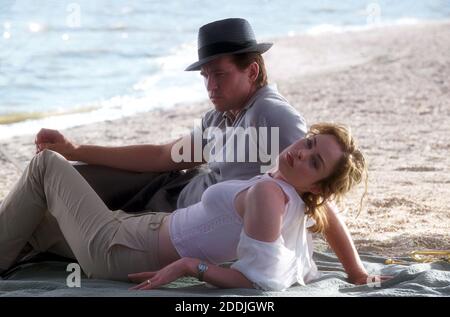 Tom (Val Kilmer) et sa charmante femme Liz (Chandra West) se détendent à la mer de Salton. 'La mer de Salton' (2002) photo Credit: Castle Rock Entertainment / The Hollywood Archive / référence de fichier # 34078-0187FSTHA Banque D'Images