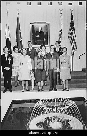 Photo du dossier - Palm Desert, CA - 27 novembre 1971 -- cérémonie de dédicace pour l'hôpital Eisenhower Memorial, Palm Desert, Californie. Photo : Bob Hope, Judy Agnew, Delores Hope, vice-président Spiro T. Agnew, ancienne première dame Mamie Eisenhower, Nancy Reagan, président américain Richard M. Nixon, gouverneur de Californie Ronald Reagan, première dame Pat Nixon. Ronald Reagan était gouverneur de la Californie en 1971, lorsqu’il a téléphoné à la Maison Blanche pour exprimer sa frustration politique envers le président Richard M. Nixon et, selon un enregistrement audio récemment publié, il a appelé les peuples africains des « singes » dans un taudis qui s Banque D'Images