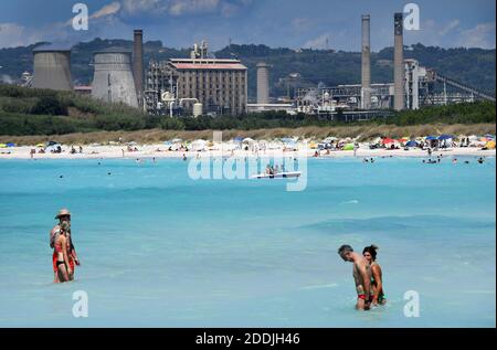 Magnifique plage blanche de Rosignano Solvay en Toscane cache UN secret très sombre. La plage blanche idyllique mais toxique de Rosignano Solvay, Toscane, Italie le 4 août 2019. Cette magnifique plage blanche est un paradis touristique et attire des milliers de visiteurs en été. Mais cette belle étendue de rivage qui ressemble à une plage des caraïbes avec du sable blanc fin et de l'eau bleu turquoise cache un secret sombre que très peu des baigneurs de soleil et nageurs semblent être conscients. Le sable incroyablement blanc ici n'est pas naturel. Les déchets chimiques de l'île, et sa source se trouve juste à côté de la plage, un énorou Banque D'Images