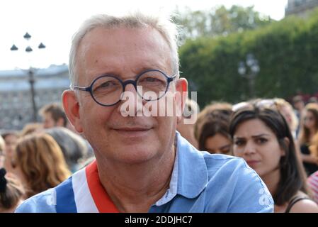 Pierre Laurent, Président du Conseil national du Parti communiste français, prononce un discours lors d'une action de protestation consacrée à la mémoire des femmes tuées par leur conjoint ou ex-conjoint et contre la violence contre les femmes, devant l'hôtel de ville de Paris, le 28 août 2019. 97 femmes ont été tuées par leur conjoint ou ex-conjoint depuis le début de 2019 en France, selon l'association 'Feminicides par des compagnons ou ex', et on estime qu'environ 220,000 femmes âgées de 18 à 75 ans sont victimes de violence par leurs anciens ou actuels partenaires chaque année. Photo b Banque D'Images