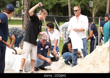 PAS DE FILM, PAS DE VIDÉO, PAS de télévision, PAS DE DOCUMENTAIRE - des dizaines de résidents du comté d'Orange remplissent des sacs de sable à Blanchard Park à Orlando, FL, USA le mercredi 28 août 2019. Les sacs de sable sont offerts avant l'ouragan Dorian, qui devrait probablement frapper la Floride. Les résidents du comté d'Orange peuvent obtenir jusqu'à 10 sacs de sable à l'emplacement.photo de Stephen M. Dowell/Orlando Sentinel/TNS/ABACAPRESS.COM Banque D'Images