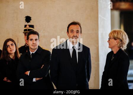 La fille de l'ancien président français Jacques Chirac, Claude Chirac, à droite, son mari Frédéric Salat-Baroux, au centre, et d'autres parents attendent près du cercueil du président français Jacques Chirac le dimanche 29 septembre 2019 au monument des Invalides à Paris. Jacques Chirac sera dans l'état dimanche lors d'une cérémonie publique au monument des Invalides, où la France honorera ses héros. Un service commémoratif et des funérailles privées sont prévus pour lundi. Photo de Kamil Zihnioglu/Pool/ABACAPRESS.COM Banque D'Images