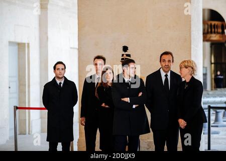 La fille de l'ancien président français Jacques Chirac, Claude Chirac, à droite, son mari Frédéric Salat-Baroux, deuxième à droite, et d'autres parents, se souviennent à son cercueil le dimanche 29 septembre 2019 au monument des Invalides à Paris. Jacques Chirac sera dans l'état dimanche lors d'une cérémonie publique au monument des Invalides, où la France honorera ses héros. Un service commémoratif et des funérailles privées sont prévus pour lundi. Photo de Kamil Zihnioglu/Pool/ABACAPRESS.COM Banque D'Images