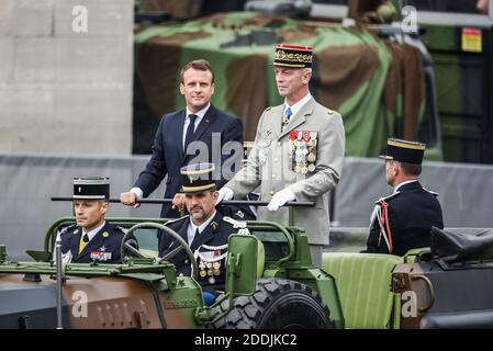 Le président français Emmanuel Macron (L) se tient dans un véhicule de l'ACMAT VLRA à côté du général François Lecointre, chef d'état-major des armées françaises, lors du défilé militaire du 14 juillet sur l'avenue des champs-Elysées à Paris, le 14 juillet 2019. Photo de Julie Sebadelha/ABACAPRESS.COM Banque D'Images