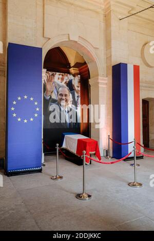 Le cercueil de l'ancien président français Jacques Chirac est vu dimanche 29 septembre 2019 au monument des Invalides à Paris. Jacques Chirac sera dans l'état dimanche lors d'une cérémonie publique au monument des Invalides, où la France honorera ses héros. Un service commémoratif et des funérailles privées sont prévus pour lundi. Photo de Kamil Zihnioglu/Pool/ABACAPRESS.COM Banque D'Images