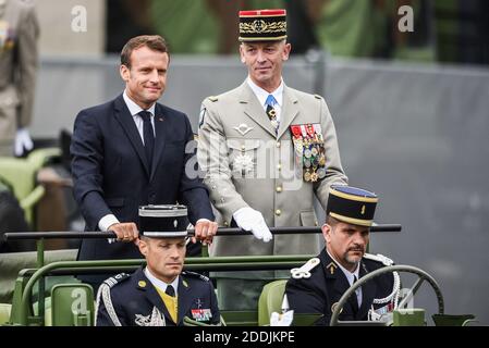 Le président français Emmanuel Macron (L) se tient dans un véhicule de l'ACMAT VLRA à côté du général François Lecointre, chef d'état-major des armées françaises, lors du défilé militaire du 14 juillet sur l'avenue des champs-Elysées à Paris, le 14 juillet 2019. Photo de Julie Sebadelha/ABACAPRESS.COM Banque D'Images