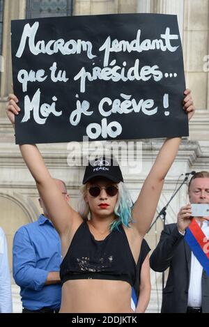 Les activistes Femen crient des slogans et des pancartes portant la mention "Bellobet (ministre français de la Justice), j'ai été condamné à la peine de mort, pas lui" (2e R) et "Stop à l'autorisation de tuer" (R) comme le maire de Paris Anne Hidalgo (L), flanquée par le premier maire adjoint de Paris Emmanuel Gregoire (C), Prononce un discours lors d'une action de protestation consacrée à la mémoire des femmes tuées par leur conjoint ou ex-conjoint et contre la violence contre les femmes, devant l'hôtel de ville de Paris, le 28 août 2019. 97 femmes ont été tuées par leur conjoint ou ex-conjoint depuis le début de 2019 en France, selon le «Feminicid Banque D'Images